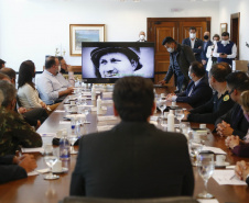 O governador Carlos Massa Ratinho Junior recebeu nesta quinta-feira (20), no Palácio Iguaçu, o general de divisão Joarez Alves Pereira Junior para aprofundar as tratativas sobre o pleito de Ponta Grossa como sede da nova Escola de Sargentos das Armas (ESA) do Exército Brasileiro. O general é coordenador executivo do Grupo de Trabalho da ESA, responsável pelo processo de pesquisa e planejamento para a implantação da escola.  -  Curitiba, 20/05/2021  -  Foto: Jonathan Campos/AEN