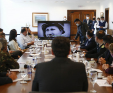 O governador Carlos Massa Ratinho Junior recebeu nesta quinta-feira (20), no Palácio Iguaçu, o general de divisão Joarez Alves Pereira Junior para aprofundar as tratativas sobre o pleito de Ponta Grossa como sede da nova Escola de Sargentos das Armas (ESA) do Exército Brasileiro. O general é coordenador executivo do Grupo de Trabalho da ESA, responsável pelo processo de pesquisa e planejamento para a implantação da escola.  -  Curitiba, 20/05/2021  -  Foto: Jonathan Campos/AEN