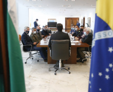 O governador Carlos Massa Ratinho Junior recebeu nesta quinta-feira (20), no Palácio Iguaçu, o general de divisão Joarez Alves Pereira Junior para aprofundar as tratativas sobre o pleito de Ponta Grossa como sede da nova Escola de Sargentos das Armas (ESA) do Exército Brasileiro. O general é coordenador executivo do Grupo de Trabalho da ESA, responsável pelo processo de pesquisa e planejamento para a implantação da escola.  -  Curitiba, 20/05/2021  -  Foto: Jonathan Campos/AEN