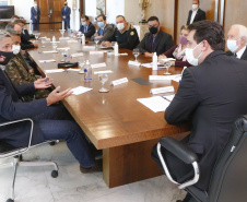 O governador Carlos Massa Ratinho Junior recebeu nesta quinta-feira (20), no Palácio Iguaçu, o general de divisão Joarez Alves Pereira Junior para aprofundar as tratativas sobre o pleito de Ponta Grossa como sede da nova Escola de Sargentos das Armas (ESA) do Exército Brasileiro. O general é coordenador executivo do Grupo de Trabalho da ESA, responsável pelo processo de pesquisa e planejamento para a implantação da escola.  -  Curitiba, 20/05/2021  -  Foto: Jonathan Campos/AEN