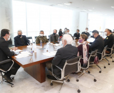 O governador Carlos Massa Ratinho Junior recebeu nesta quinta-feira (20), no Palácio Iguaçu, o general de divisão Joarez Alves Pereira Junior para aprofundar as tratativas sobre o pleito de Ponta Grossa como sede da nova Escola de Sargentos das Armas (ESA) do Exército Brasileiro. O general é coordenador executivo do Grupo de Trabalho da ESA, responsável pelo processo de pesquisa e planejamento para a implantação da escola.  -  Curitiba, 20/05/2021  -  Foto: Jonathan Campos/AEN