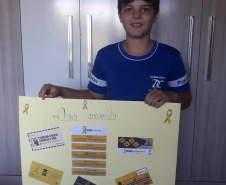 Aliando o desenvolvimento dos conteúdos da disciplina de Língua Portuguesa à campanha internacional Maio Amarelo, de conscientização para a redução da mortalidade no trânsito, os alunos do 7° ano do Colégio Estadual Duque de Caxias, da cidade de Corbélia, no Oeste do Estado, aplicam seu aprendizado produzindo materiais especiais sobre o tema.  - Foto: SEED