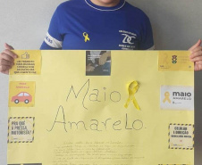 Aliando o desenvolvimento dos conteúdos da disciplina de Língua Portuguesa à campanha internacional Maio Amarelo, de conscientização para a redução da mortalidade no trânsito, os alunos do 7° ano do Colégio Estadual Duque de Caxias, da cidade de Corbélia, no Oeste do Estado, aplicam seu aprendizado produzindo materiais especiais sobre o tema.  - Foto: SEED