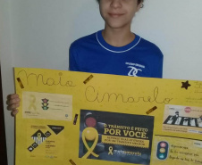 Aliando o desenvolvimento dos conteúdos da disciplina de Língua Portuguesa à campanha internacional Maio Amarelo, de conscientização para a redução da mortalidade no trânsito, os alunos do 7° ano do Colégio Estadual Duque de Caxias, da cidade de Corbélia, no Oeste do Estado, aplicam seu aprendizado produzindo materiais especiais sobre o tema.  - Foto: SEED