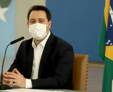 A nova concessão das rodovias que cortam o Paraná será baseada em torno da menor tarifa oferecida ao usuário, sem limite de desconto na disputa na Bolsa de Valores, arrumando a modelagem de acordo com o anseio da população. A alteração na proposta original foi anunciada pelo governador Carlos Massa Ratinho Junior durante entrevista coletiva nesta sexta-feira (21), no Palácio Iguaçu, em Curitiba, e é resultado das seguidas reuniões em Brasília (DF) do início desta semana. Foto: Ari Dias/AEN