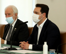 A nova concessão das rodovias que cortam o Paraná será baseada em torno da menor tarifa oferecida ao usuário, sem limite de desconto na disputa na Bolsa de Valores, arrumando a modelagem de acordo com o anseio da população. A alteração na proposta original foi anunciada pelo governador Carlos Massa Ratinho Junior durante entrevista coletiva nesta sexta-feira (21), no Palácio Iguaçu, em Curitiba, e é resultado das seguidas reuniões em Brasília (DF) do início desta semana. Foto: Ari Dias/AEN