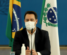 A nova concessão das rodovias que cortam o Paraná será baseada em torno da menor tarifa oferecida ao usuário, sem limite de desconto na disputa na Bolsa de Valores, arrumando a modelagem de acordo com o anseio da população. A alteração na proposta original foi anunciada pelo governador Carlos Massa Ratinho Junior durante entrevista coletiva nesta sexta-feira (21), no Palácio Iguaçu, em Curitiba, e é resultado das seguidas reuniões em Brasília (DF) do início desta semana. Foto: Ari Dias/AEN