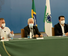 A nova concessão das rodovias que cortam o Paraná será baseada em torno da menor tarifa oferecida ao usuário, sem limite de desconto na disputa na Bolsa de Valores, arrumando a modelagem de acordo com o anseio da população. A alteração na proposta original foi anunciada pelo governador Carlos Massa Ratinho Junior durante entrevista coletiva nesta sexta-feira (21), no Palácio Iguaçu, em Curitiba, e é resultado das seguidas reuniões em Brasília (DF) do início desta semana. Foto: Ari Dias/AEN