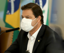 A nova concessão das rodovias que cortam o Paraná será baseada em torno da menor tarifa oferecida ao usuário, sem limite de desconto na disputa na Bolsa de Valores, arrumando a modelagem de acordo com o anseio da população. A alteração na proposta original foi anunciada pelo governador Carlos Massa Ratinho Junior durante entrevista coletiva nesta sexta-feira (21), no Palácio Iguaçu, em Curitiba, e é resultado das seguidas reuniões em Brasília (DF) do início desta semana. Foto: Ari Dias/AEN