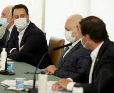 A nova concessão das rodovias que cortam o Paraná será baseada em torno da menor tarifa oferecida ao usuário, sem limite de desconto na disputa na Bolsa de Valores, arrumando a modelagem de acordo com o anseio da população. A alteração na proposta original foi anunciada pelo governador Carlos Massa Ratinho Junior durante entrevista coletiva nesta sexta-feira (21), no Palácio Iguaçu, em Curitiba, e é resultado das seguidas reuniões em Brasília (DF) do início desta semana. Foto: Ari Dias/AEN