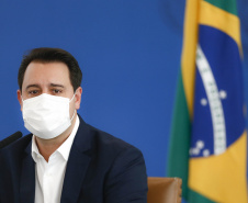 A nova concessão das rodovias que cortam o Paraná será baseada em torno da menor tarifa oferecida ao usuário, sem limite de desconto na disputa na Bolsa de Valores, arrumando a modelagem de acordo com o anseio da população. A alteração na proposta original foi anunciada pelo governador Carlos Massa Ratinho Junior durante entrevista coletiva nesta sexta-feira (21), no Palácio Iguaçu, em Curitiba, e é resultado das seguidas reuniões em Brasília (DF) do início desta semana.