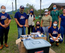 Ações de combate ao mosquito Aedes Aegypti aconteceram em comunidades isoladas do Litoral paranaense, nessa semana. O Mutirão Contra a Dengue, realizado em parceria pela Portos do Paraná e Terminal de Contêineres de Paranaguá (TCP), mobilizou moradores de São Miguel, Ponta do Ubá, Eufrasina, Amparo e Piaçaguera.  -  Paranaguá, 20/05/2021  -  Foto: Claudio Neves/Portos do Paraná