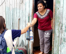 Ações de combate ao mosquito Aedes Aegypti aconteceram em comunidades isoladas do Litoral paranaense, nessa semana. O Mutirão Contra a Dengue, realizado em parceria pela Portos do Paraná e Terminal de Contêineres de Paranaguá (TCP), mobilizou moradores de São Miguel, Ponta do Ubá, Eufrasina, Amparo e Piaçaguera.  -  Paranaguá, 20/05/2021  -  Foto: Claudio Neves/Portos do Paraná