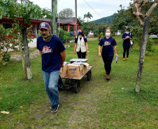 Ações de combate ao mosquito Aedes Aegypti aconteceram em comunidades isoladas do Litoral paranaense, nessa semana. O Mutirão Contra a Dengue, realizado em parceria pela Portos do Paraná e Terminal de Contêineres de Paranaguá (TCP), mobilizou moradores de São Miguel, Ponta do Ubá, Eufrasina, Amparo e Piaçaguera.  -  Paranaguá, 20/05/2021  -  Foto: Claudio Neves/Portos do Paraná
