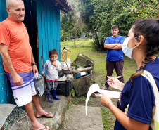 Ações de combate ao mosquito Aedes Aegypti aconteceram em comunidades isoladas do Litoral paranaense, nessa semana. O Mutirão Contra a Dengue, realizado em parceria pela Portos do Paraná e Terminal de Contêineres de Paranaguá (TCP), mobilizou moradores de São Miguel, Ponta do Ubá, Eufrasina, Amparo e Piaçaguera.  -  Paranaguá, 20/05/2021  -  Foto: Claudio Neves/Portos do Paraná