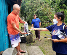 Ações de combate ao mosquito Aedes Aegypti aconteceram em comunidades isoladas do Litoral paranaense, nessa semana. O Mutirão Contra a Dengue, realizado em parceria pela Portos do Paraná e Terminal de Contêineres de Paranaguá (TCP), mobilizou moradores de São Miguel, Ponta do Ubá, Eufrasina, Amparo e Piaçaguera.  -  Paranaguá, 20/05/2021  -  Foto: Claudio Neves/Portos do Paraná