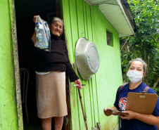 Ações de combate ao mosquito Aedes Aegypti aconteceram em comunidades isoladas do Litoral paranaense, nessa semana. O Mutirão Contra a Dengue, realizado em parceria pela Portos do Paraná e Terminal de Contêineres de Paranaguá (TCP), mobilizou moradores de São Miguel, Ponta do Ubá, Eufrasina, Amparo e Piaçaguera.  -  Paranaguá, 20/05/2021  -  Foto: Claudio Neves/Portos do Paraná