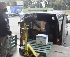 O Centro de Medicamentos do Paraná (Cemepar) enviou nesta sexta-feira (21) o maior quantitativo de insumos em um só dia desde o início do combate a Covid-19 no Estado. Ao todo, 1.114.257 unidades estão sendo enviadas para as 22 Regionais de Saúde.  -  Curitiba, 21/05/2021  -  Foto: Américo Antonio/SESA