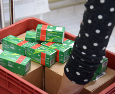 O Centro de Medicamentos do Paraná (Cemepar) enviou nesta sexta-feira (21) o maior quantitativo de insumos em um só dia desde o início do combate a Covid-19 no Estado. Ao todo, 1.114.257 unidades estão sendo enviadas para as 22 Regionais de Saúde.  -  Curitiba, 21/05/2021  -  Foto: Américo Antonio/SESA