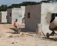 A obra de construção do condomínio para idosos em Prudentópolis, do programa Viver Mais Paraná, do Governo do Estado, ultrapassou 60% de execução O empreendimento, que recebe mais de R$ 4 milhões de investimento do tesouro estadual, será entregue ainda este ano à população, de acordo com os representantes da Cohapar que vistoriaram os trabalhos nesta segunda-feira (24). Foto: Alessandro Vieira/AEN