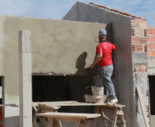 A obra de construção do condomínio para idosos em Prudentópolis, do programa Viver Mais Paraná, do Governo do Estado, ultrapassou 60% de execução O empreendimento, que recebe mais de R$ 4 milhões de investimento do tesouro estadual, será entregue ainda este ano à população, de acordo com os representantes da Cohapar que vistoriaram os trabalhos nesta segunda-feira (24). Foto: Alessandro Vieira/AEN