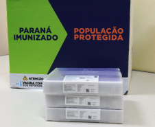 O Governo do Estado descentralizou vacinas contra a Covid-19 da Pfizer/BioNTech para nove municípios do Paraná nesta segunda-feira (24). Ao todo 39.780 doses foram distribuídas para Curitiba, Ponta Grossa, Guarapuava, Foz do Iguaçu, Araucária, Campo Largo, São José dos Pinhais, Colombo e Pinhais. -  24/05/2021  -  Foto: Américo Antonio/SESA