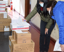 O Governo do Estado descentralizou vacinas contra a Covid-19 da Pfizer/BioNTech para nove municípios do Paraná nesta segunda-feira (24). Ao todo 39.780 doses foram distribuídas para Curitiba, Ponta Grossa, Guarapuava, Foz do Iguaçu, Araucária, Campo Largo, São José dos Pinhais, Colombo e Pinhais. -  24/05/2021  -  Foto: Américo Antonio/SESA