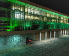 Iluminação verde do Palácio Iguaçu lembra a Semana da Pessoa com Esquizofrenia. Foto: Alessandro Vieira/AEN