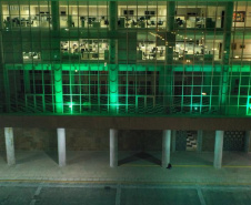 Iluminação verde do Palácio Iguaçu lembra a Semana da Pessoa com Esquizofrenia. Foto: Alessandro Vieira/AEN
