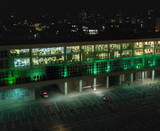 Iluminação verde do Palácio Iguaçu lembra a Semana da Pessoa com Esquizofrenia. Foto: Alessandro Vieira/AEN