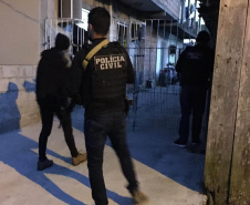 A Polícia Civil do Paraná (PCPR) cumpriu 15 mandados de busca e apreensão contra uma organização criminosa envolvida no transporte clandestino de passageiros nesta terça-feira (25). Os envolvidos estão ligados ao tombamento de um ônibus de turismo, ocorrido em janeiro na BR-376, em Guaratuba, Litoral do Estado, no qual 19 pessoas morreram. Durante a ação, um homem, de 53 anos, foi preso por posse ilegal de arma de fogo.  - Policía Civil/SESP-PR
