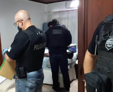 A Polícia Civil do Paraná (PCPR) cumpriu 15 mandados de busca e apreensão contra uma organização criminosa envolvida no transporte clandestino de passageiros nesta terça-feira (25). Os envolvidos estão ligados ao tombamento de um ônibus de turismo, ocorrido em janeiro na BR-376, em Guaratuba, Litoral do Estado, no qual 19 pessoas morreram. Durante a ação, um homem, de 53 anos, foi preso por posse ilegal de arma de fogo.  - Policía Civil/SESP-PR