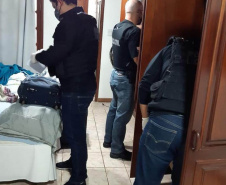 A Polícia Civil do Paraná (PCPR) cumpriu 15 mandados de busca e apreensão contra uma organização criminosa envolvida no transporte clandestino de passageiros nesta terça-feira (25). Os envolvidos estão ligados ao tombamento de um ônibus de turismo, ocorrido em janeiro na BR-376, em Guaratuba, Litoral do Estado, no qual 19 pessoas morreram. Durante a ação, um homem, de 53 anos, foi preso por posse ilegal de arma de fogo.  - Policía Civil/SESP-PR