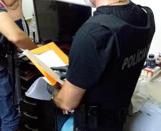 A Polícia Civil do Paraná (PCPR) cumpriu 15 mandados de busca e apreensão contra uma organização criminosa envolvida no transporte clandestino de passageiros nesta terça-feira (25). Os envolvidos estão ligados ao tombamento de um ônibus de turismo, ocorrido em janeiro na BR-376, em Guaratuba, Litoral do Estado, no qual 19 pessoas morreram. Durante a ação, um homem, de 53 anos, foi preso por posse ilegal de arma de fogo.  - Policía Civil/SESP-PR