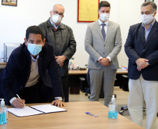 Assinatura de Termo de Cooperação Técnica para exames de patologia entre a Polícia Científica e o Complexo Hospitalar do Trabalhador. Na foto secretário da Segurança Pública do Paraná, Romulo Marinho Soares; secretário Chefe da Casa Civil, Guto Silva; secretário Estadual da Saúde, Beto Preto; chefe de gabinete da Secretaria da Saúde, Dr. César Augusto Neves Luiz.