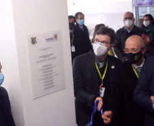 descerramento de placa de inauguração do laboratório multiusuário de patologia forense do Instituto Médico Legal. Na foto secretário da Segurança Pública do Paraná, Romulo Marinho Soares; secretário Chefe da Casa Civil, Guto Silva; secretário Estadual da Saúde, Beto Preto; diretor superintendente do Complexo Hospitar do Trabalhador, Geci Labres de Souza Júnior.