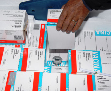 A Secretaria de Estado da Saúde (Sesa) recebeu na noite desta terça-feira (26), 352.750 doses da vacina AstraZeneca/Fiocruz, contra a Covid-19.   -  Curiti, 26/05/2021  -  Foto: Américo antonio/SESA