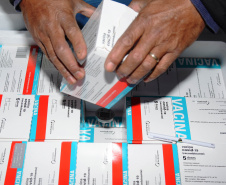 A Secretaria de Estado da Saúde (Sesa) recebeu na noite desta terça-feira (26), 352.750 doses da vacina AstraZeneca/Fiocruz, contra a Covid-19.   -  Curiti, 26/05/2021  -  Foto: Américo antonio/SESA