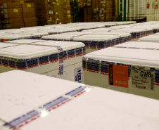 A Secretaria de Estado da Saúde (Sesa) recebeu na noite desta terça-feira (26), 352.750 doses da vacina AstraZeneca/Fiocruz, contra a Covid-19.   -  Curiti, 26/05/2021  -  Foto: Américo Antonio/SESA
