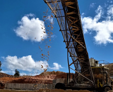 A produção das indústrias paranaenses de minerais não metálicos cresceu 25,8% no primeiro trimestre deste ano, em comparação ao mesmo período de 2020. Segundo dados da Produção Industrial mensal Regional do Instituto Brasileiro de Geologia e estatística (IBGE), o setor apresentou o segundo maior crescimento do país.  -  Curitiba, 26/05/2021  -  Foto: SEDEST