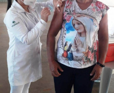 O Paraná ultrapassou a marca dos 30 mil profissionais da educação básica que receberam a primeira dose da vacina contra a Covid-19 nesta quarta-feira (26). O número, que soma 32.524 trabalhadores até esta manhã, representa cerca de um quinto (19,2%) do total do grupo prioritário, estimado em 169.057 pessoas no Estado. - Pedagoga Regina Melo, de Arapongas, NRE de Apucarana  -  foto: SEED