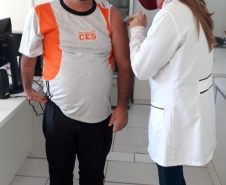 O Paraná ultrapassou a marca dos 30 mil profissionais da educação básica que receberam a primeira dose da vacina contra a Covid-19 nesta quarta-feira (26). O número, que soma 32.524 trabalhadores até esta manhã, representa cerca de um quinto (19,2%) do total do grupo prioritário, estimado em 169.057 pessoas no Estado. - Professor Nildo Zaroski - Pedagogo - município de Foz do Jordão - NRE Guarapuava  -  Foto: SEED