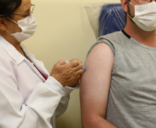 Desde o início da campanha “De domingo a domingo” em 26 de março, o Governo do Estado já aplicou 629.633 doses de vacinas contra a Covid-19 aos finais de semana. O número representa quase 18% das 3.502.262 doses aplicadas no Paraná até a manhã desta quarta-feira (26), segundo o Ministério da Saúde. -  Foto: Geraldo Bubniak/AEN