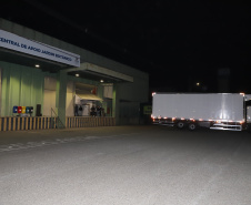 A Secretaria de Estado da Saúde (Sesa) recebeu na noite desta quarta-feira (26) a quarta remessa de vacinas contra a Covid-19 da Pfizer/BioNTech. O quantitativo de 37.440 doses faz parte da 21ª remessa de distribuição do Ministério da Saúde.  -  Curitiba, 26/05/2021  -  Foto: Ari Dias/AEN