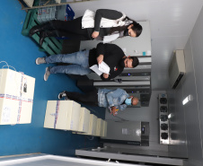 A Secretaria de Estado da Saúde (Sesa) recebeu na noite desta quarta-feira (26) a quarta remessa de vacinas contra a Covid-19 da Pfizer/BioNTech. O quantitativo de 37.440 doses faz parte da 21ª remessa de distribuição do Ministério da Saúde.  -  Curitiba, 26/05/2021  -  Foto: Ari Dias/AEN