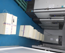 A Secretaria de Estado da Saúde (Sesa) recebeu na noite desta quarta-feira (26) a quarta remessa de vacinas contra a Covid-19 da Pfizer/BioNTech. O quantitativo de 37.440 doses faz parte da 21ª remessa de distribuição do Ministério da Saúde.  -  Curitiba, 26/05/2021  -  Foto: Ari Dias/AEN