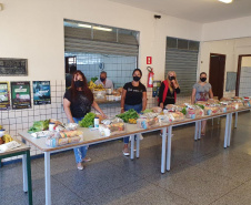 Nesta sexta-feira (28), os colégios estaduais vão realizar a quinta entrega de alimentos do ano para as famílias mais vulneráveis da comunidade escolar. Novamente, todas as 2,1 mil escolas da rede vão distribuir kits de alimentos não perecíveis, como aconteceu na terceira entrega, no fim de abril, além de produtos da agricultura familiar.  -  Curitiba, 27/05/2021  -  Foto: Divulgação SEED