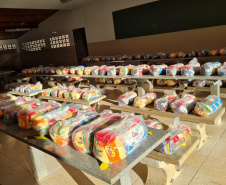 Nesta sexta-feira (28), os colégios estaduais vão realizar a quinta entrega de alimentos do ano para as famílias mais vulneráveis da comunidade escolar. Novamente, todas as 2,1 mil escolas da rede vão distribuir kits de alimentos não perecíveis, como aconteceu na terceira entrega, no fim de abril, além de produtos da agricultura familiar.  -  Curitiba, 27/05/2021  -  Foto: Divulgação SEED