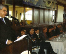 Meneguette discursa durante encontro de CSAs, em 2005  -  Foto: FAEP