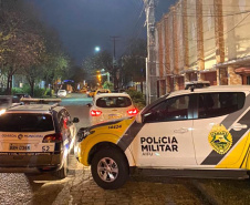 As equipes da Ação Integrada de Fiscalização Urbana (AIFU) abordaram um barracão na região central de Curitiba no fim da tarde desta quinta-feira (27) e flagraram aproximadamente 120 pessoas idosas em aglomeração em um bingo clandestino. A abordagem foi possível graças a uma denúncia que indiciou à Polícia Militar a atividade irregular e que desrespeita as medidas de prevenção ao coronavírus.  - Curitiba, 27/05/2021  -  Foto: PMPR/SESP-PR